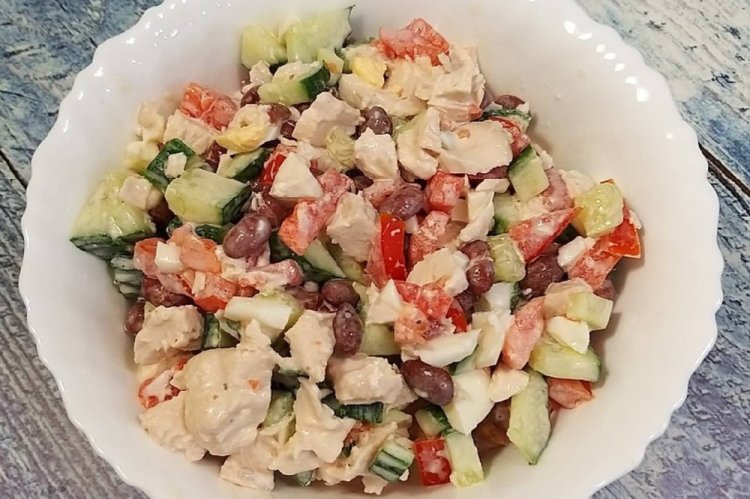 Белковый салат с фасолью и курицей