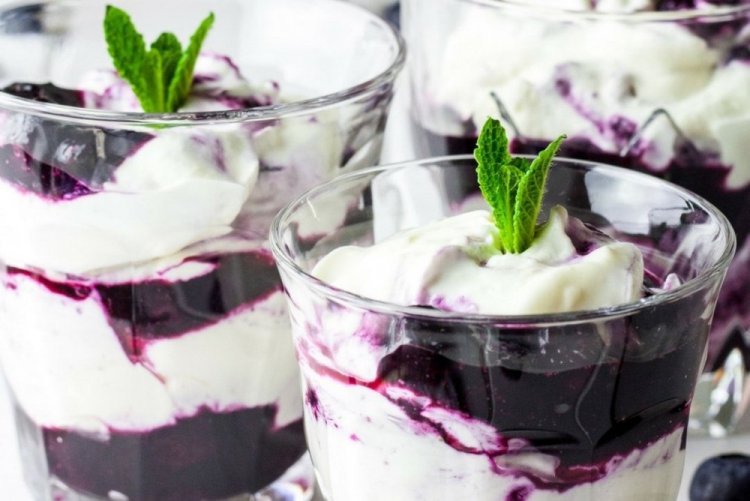 Кето-трайфл из авокадо с голубикой