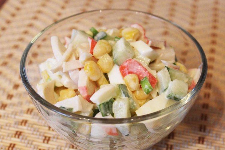 ПП салат с крабовыми палочками и огурцами