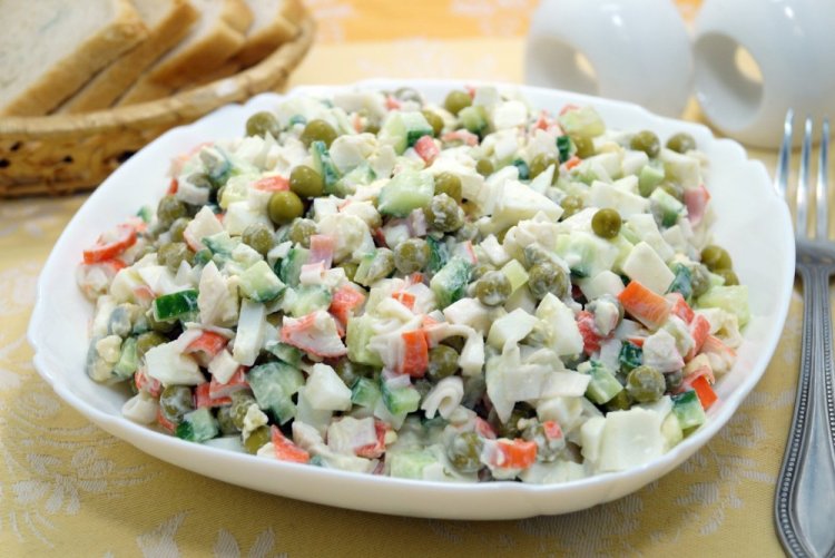 ПП салат с крабовыми палочками и зеленым горошком