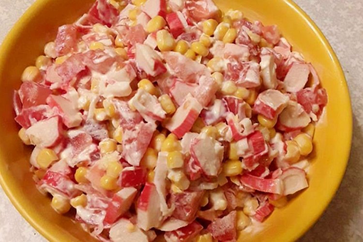 ПП салат с крабовыми палочками, помидорами и кукурузой