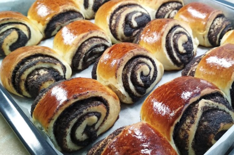 Булочки с маком и изюмом