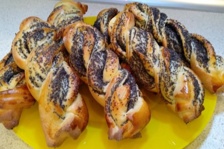 Булочки-плетенки с маком