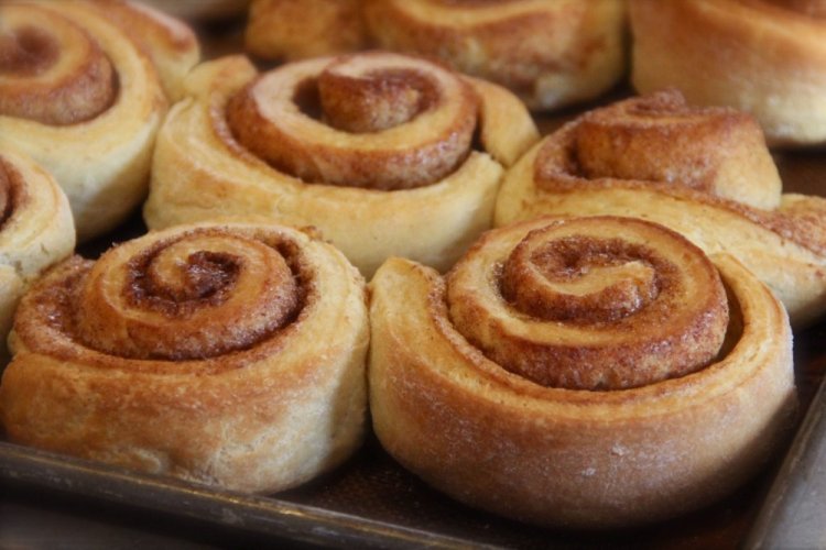 Сдобные булочки с корицей