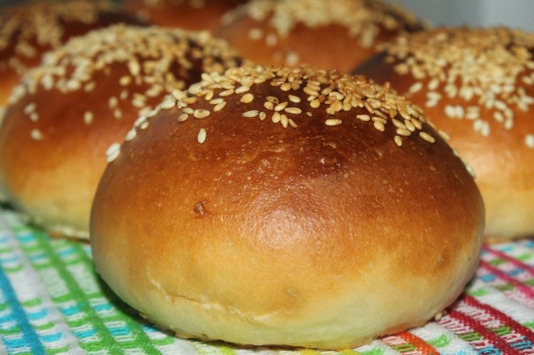 Сдобные булочки на кефире и сухих дрожжах