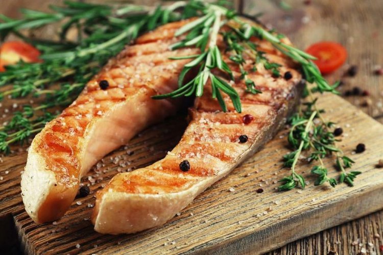 Лосось со сметаной и луком на гриле