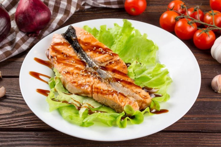 Лосось на гриле, маринованный с луком и помидорами