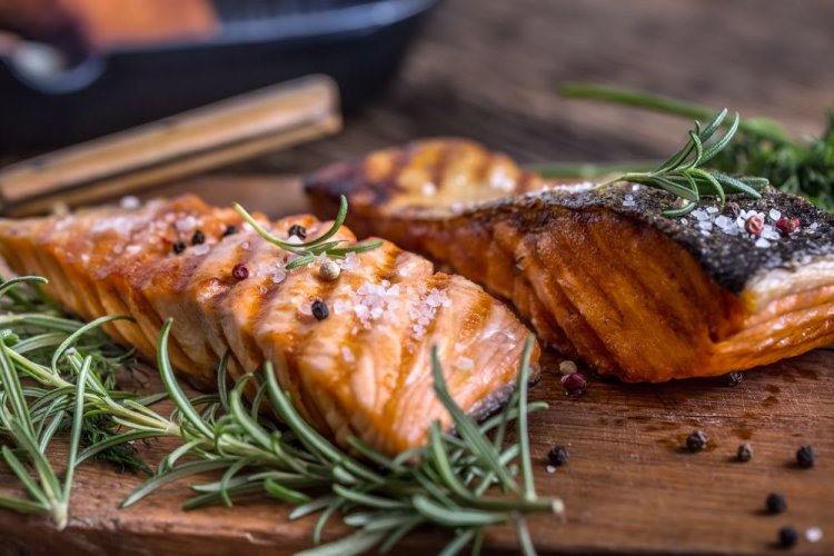 Лосось с розмарином и соком лимона на гриле