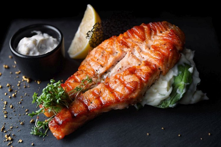 Стейки лосося с майонезом и чесноком на гриле