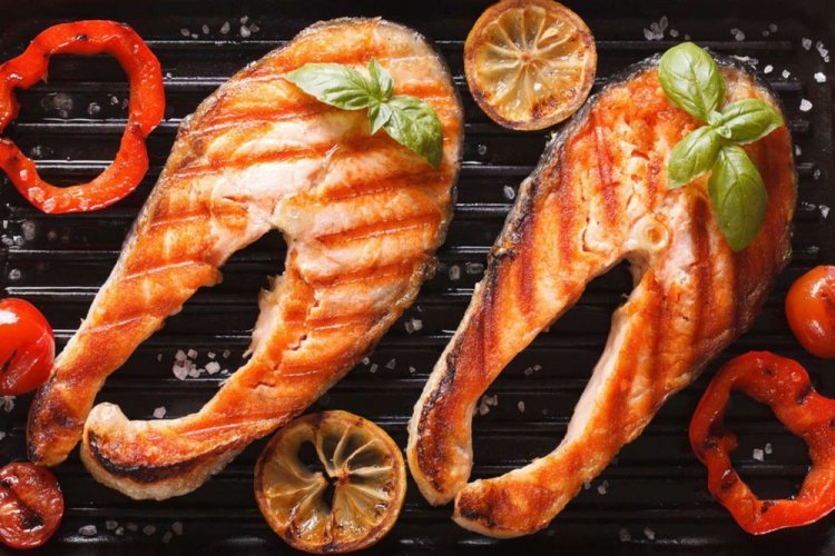 Стейки лосося с овощами и лимоном на гриле