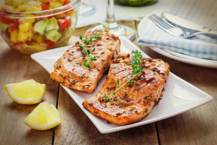 Лосось на гриле, маринованный в белом вине с лимоном