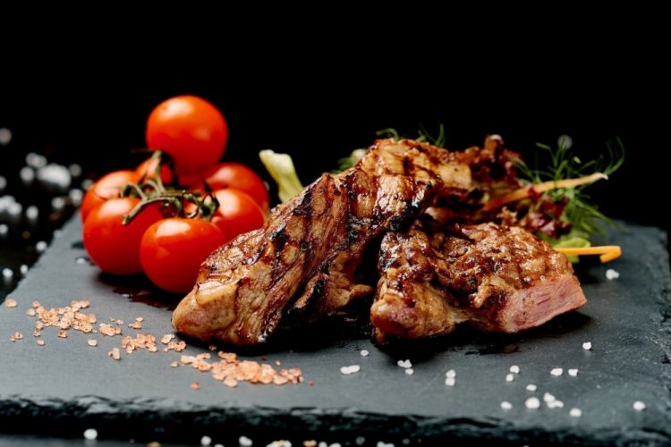 Мягкий стейк из говядины, жареный на мангале