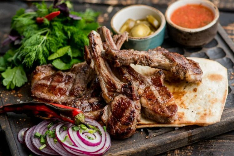 Говяжьи ребрышки с луком и лимоном на мангале