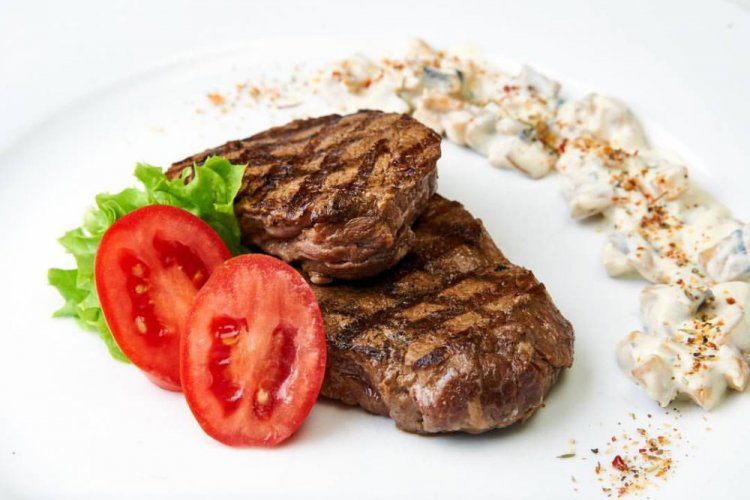 Говяжьи медальоны в пикантном маринаде на мангале