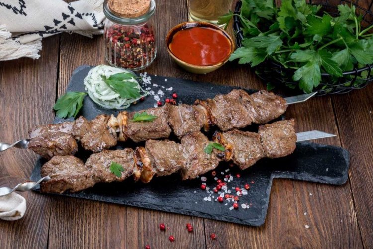 Мягкий шашлык из говядины с луком и уксусом