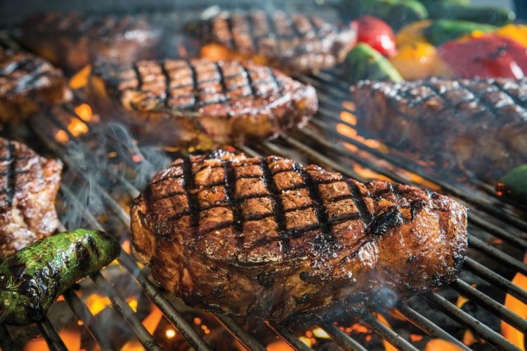 Стейки из говядины на мангале