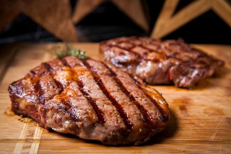 Стейки из говядины в маринаде с белым вином и апельсинами на мангале