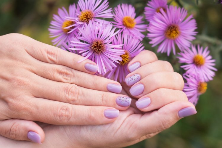 Весенний маникюр на короткие ногти 2024: красивые и модные идеи (50 фото)