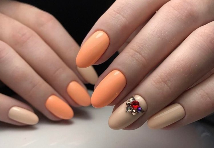 Абрикосовый маникюр