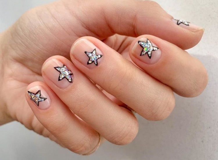 Металлические детали на ногтях