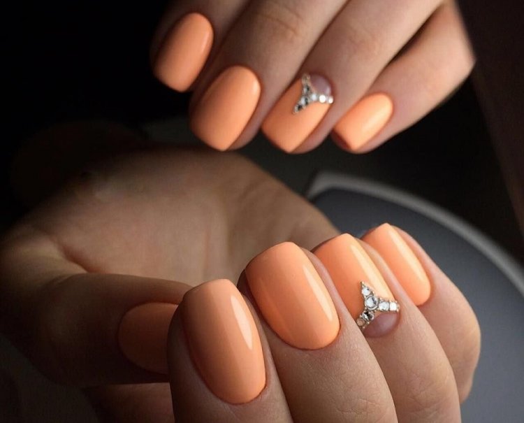 Абрикосовый маникюр