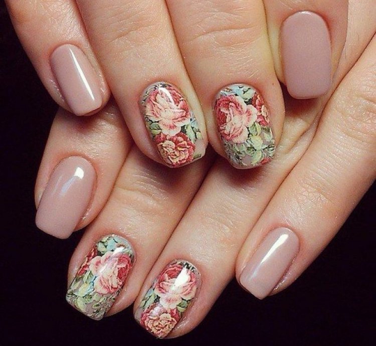 Весенний маникюр в стиле декупаж