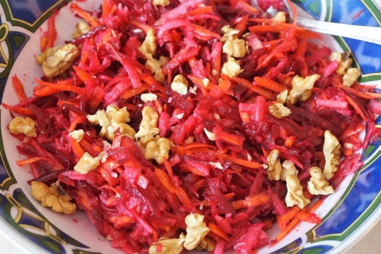 Салат из свежей свеклы с морковью и яблоками