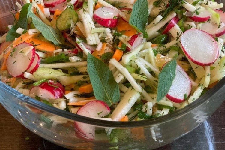 Салат с молодой капустой, морковью и редиской