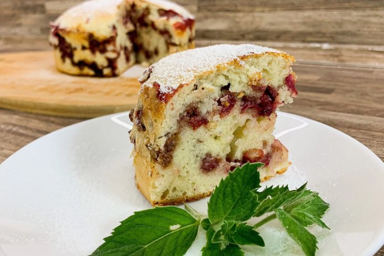 Постный заливной пирог с ягодами и орехами