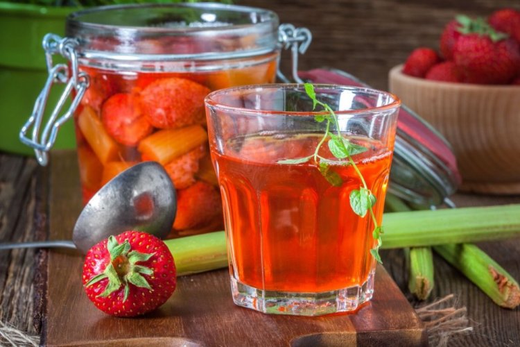 Компот из клубники и ревеня