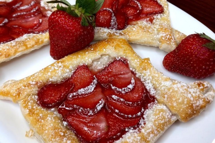 Слойки с клубникой