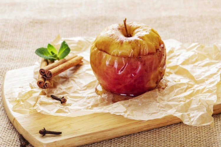 Запеченные яблоки с малиной и орехами