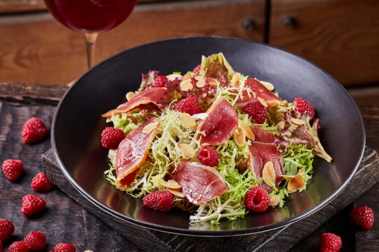 Салат с ветчиной и малиной