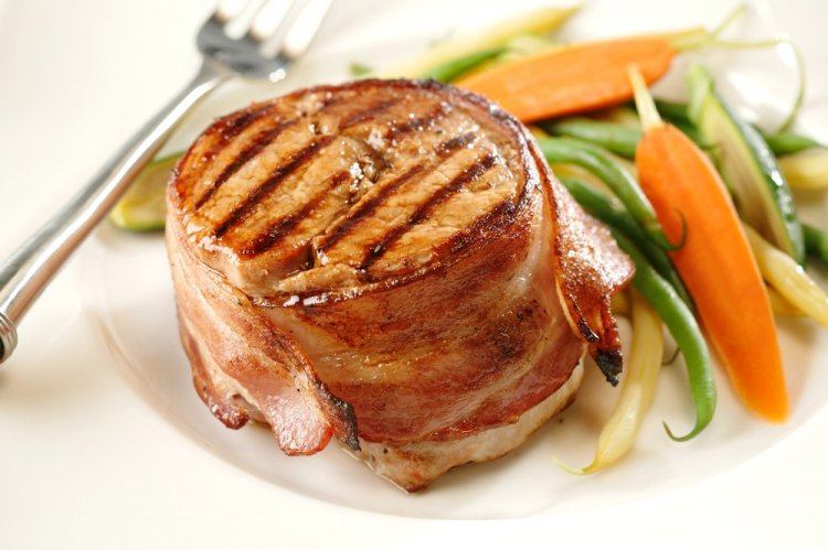 Медальоны из свинины в беконе