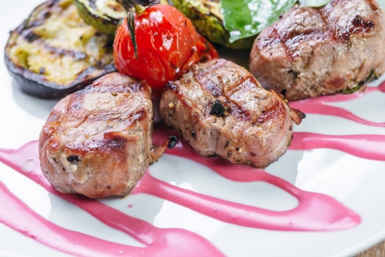 Медальоны из свинины на сковороде