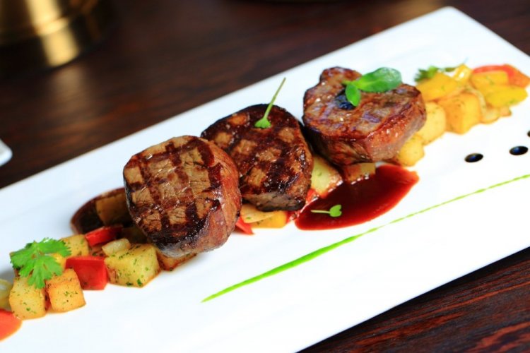 Медальоны из свинины на гриле