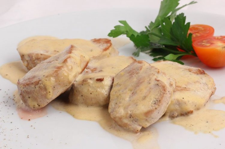 Медальоны из свинины в сливочном соусе