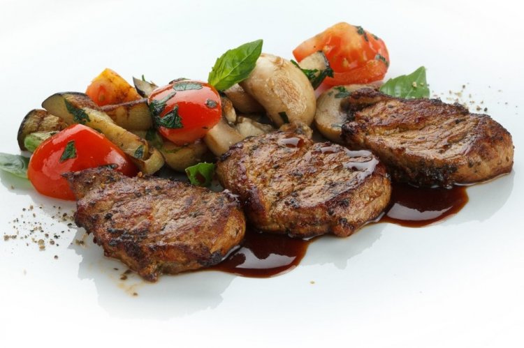Медальоны из свинины с овощами