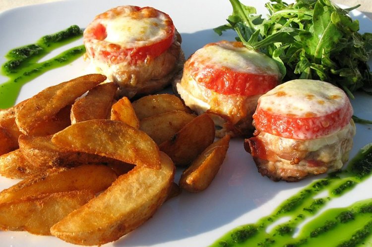 Медальоны из свинины с помидорами и сыром