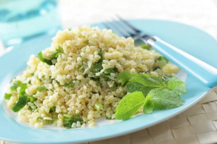 Булгур с яйцом и зеленью на сковороде