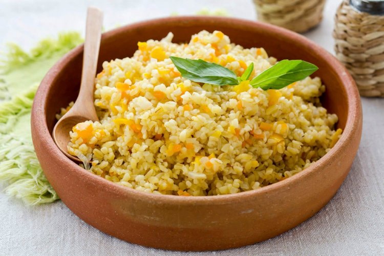 Булгур с овощами и сыром на сковороде