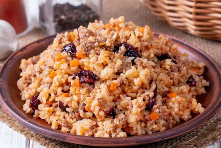 Булгур с фаршем и черносливом на сковороде