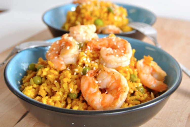 Булгур с креветками и зеленым горошком на сковороде