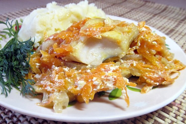 Минтай с луком и морковью в сметане