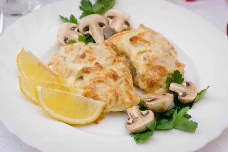 Минтай с шампиньонами в сметане под сыром