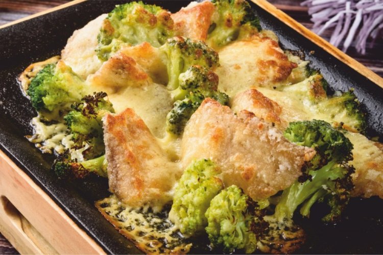 Минтай с брокколи в сметане