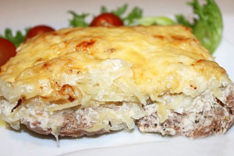 Свинина с грибами и сметаной в духовке