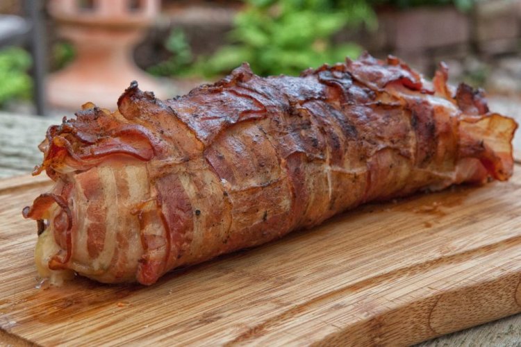 Свинина с грибами в беконе