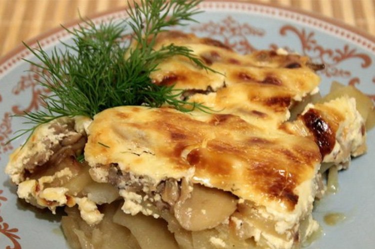 Свинина с картошкой и грибами в духовке