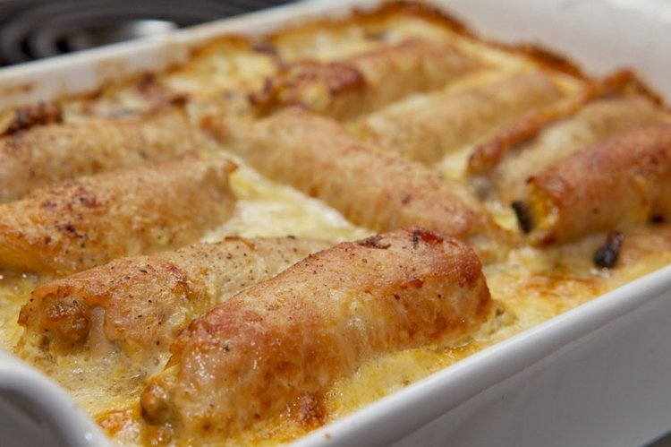 Рулетики из свинины с грибами в духовке